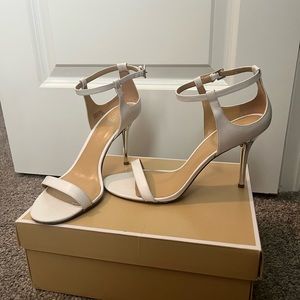 Stunning white heels - Michael kors